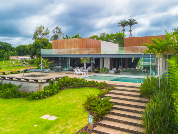 Casa nova, com 5 anos de construção em condomínio fechado com projeto arquitetônico de Valéria Gontijo, composta por, Living amplo, Sala de jantar, Lavabo, Cozinha com copa, Adega, 1 quarto de hospedes, Lavanderia, DCE completa