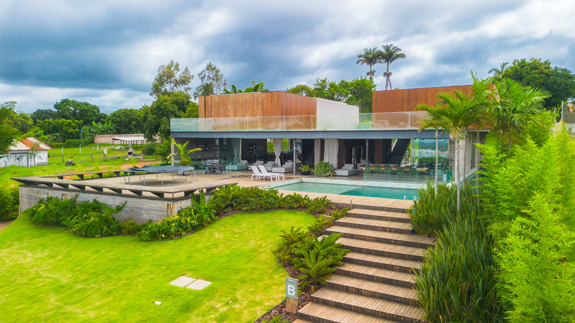 Casa nova, com 5 anos de construção em condomínio fechado com projeto arquitetônico de Valéria Gontijo, composta por, Living amplo, Sala de jantar, Lavabo, Cozinha com copa, Adega, 1 quarto de hospedes, Lavanderia, DCE completa