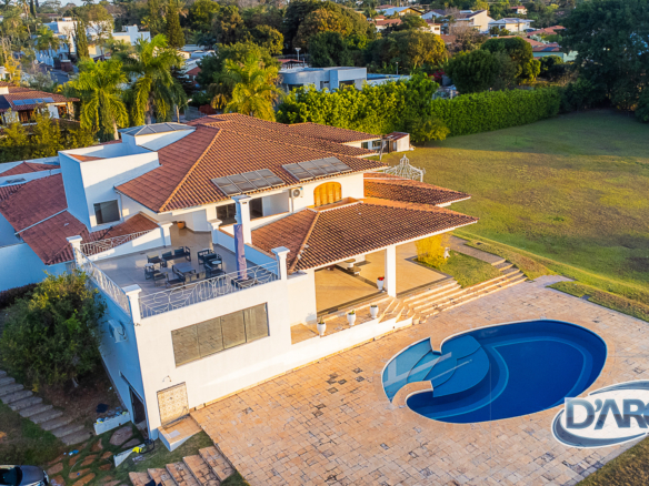 Características Principais Casa de luxo Mansão Propriedade de alto padrão Imóvel premium Casa grande Residência exclusiva Terreno duplo Ponta de picolé Localização Brasília Bairro nobre Localização privilegiada Vista para o lago Área nobre Ambientes Internos 4 suítes Suíte máster Closet Hidromassagem Hall com pé direito alto Sala de estar ampla Sala de jantar Escritório Home office Sala íntima Sala de jogos Jardim de inverno Copa Despensa Lavabo Cozinha e Área Gourmet Cozinha completa Área gourmet Churrasqueira Ambientes integrados Piso em granito Área Externa e Lazer Piscina Jardim amplo Varanda Vista para o lago Área de lazer completa Garagem e Estacionamento Garagem para 4 carros Estacionamento para 40 carros Garagem coberta Carregador veicular Segurança e Tecnologia Alarme Vídeo porteiro Sistema de segurança Dependências Dependência de empregada Área de serviço Área de secagem Depósito Depósito de gás Características Especiais Ar-condicionado Dois closets Duas duchas Duas cubas Roupeiro Ambientes amplos Palavras-chave para SEO Casa à venda Brasília Imóvel de luxo DF Mansão com piscina Casa com vista para lago Propriedade exclusiva Brasília Casa high-end Residência de alto padrão Imóvel premium com área gourmet