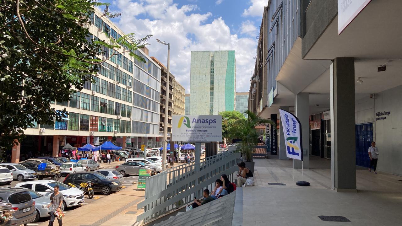 Imóvel comercial localizado na SCS Quadra 03, Bloco A, nº 91, Edifício Yara Medeiros, 4º andar, Brasília/DF, com área total de 200m², composto por ambiente amplo com capacidade para 106 cadeiras, palanque, 6 aparelhos de ar-condicionado, sala com armário, banheiro masculino equipado com 2 mictórios, 1 bacia sanitária e lavatório, banheiro feminino com 2 bacias sanitárias e lavatório, copinha, situado no 4º andar de edifício sem elevador e sem portaria.
